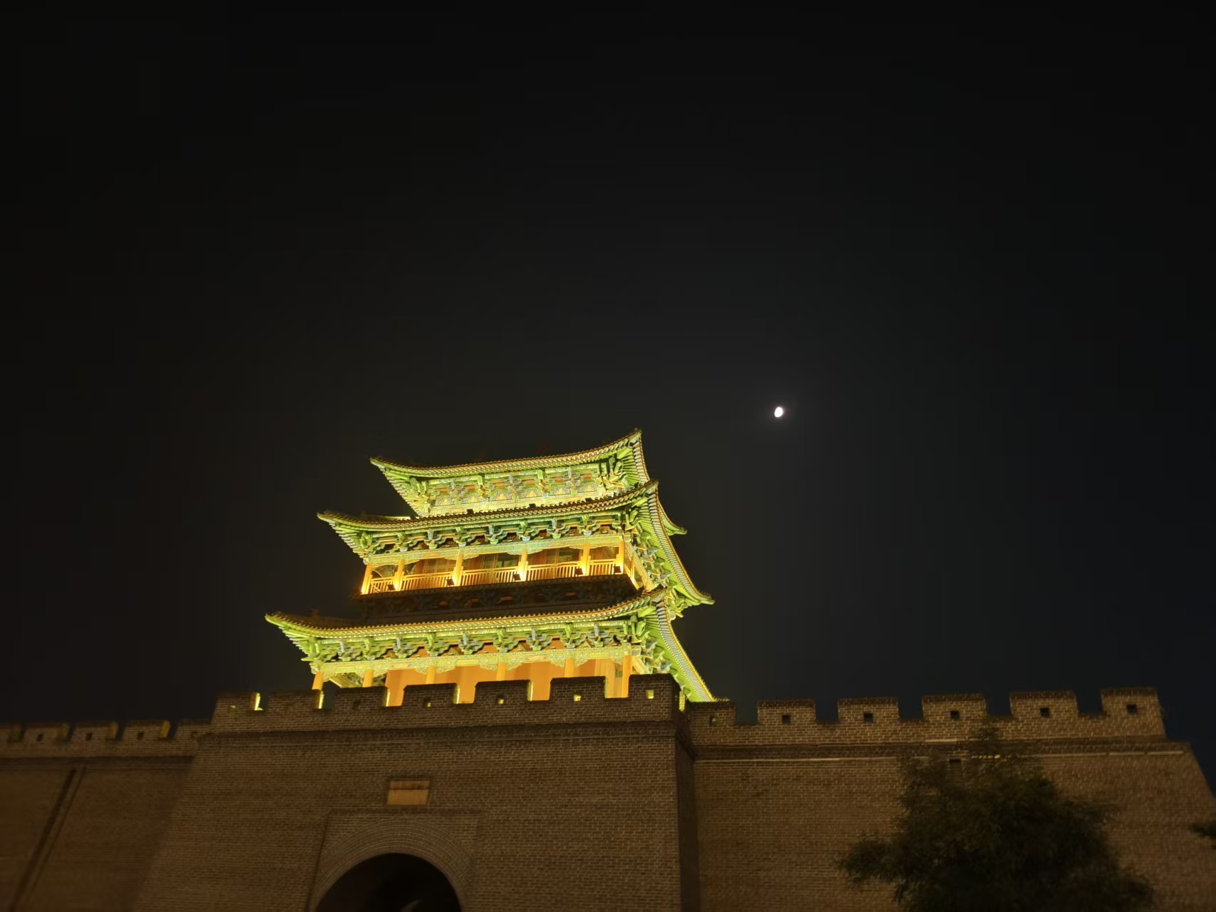 夜骑古城明月